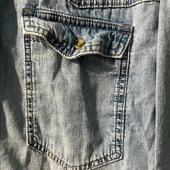 💁‍♀️WOMENS Light Blue Denim Shirt - Picture 3 of 8